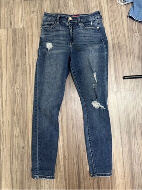 #18 Guess Skinny Jeans Women’s Size 27